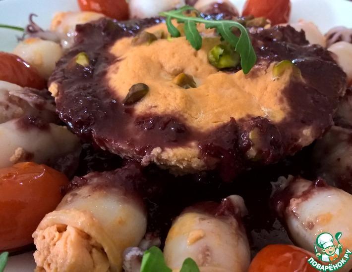 Рецепт: Кальмары, лососевый мусс и вишневый соус