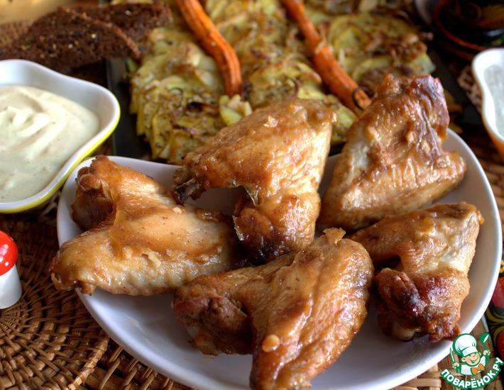 Рецепт: Крылышки в духовке с соусами и гренками