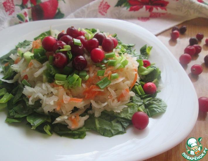 Рецепт: Салат из шпината и квашеной капусты