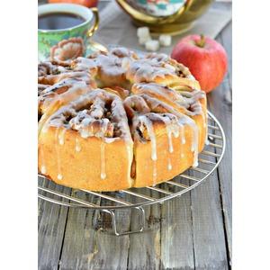Пирог с яблоками, орехами и корицей
