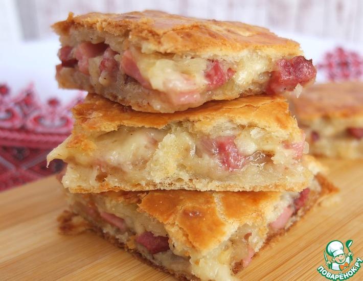 Рецепт: Пирог с сыром и колбасой