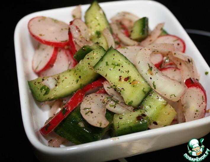 Рецепт: Салат из битых огурцов с редисом