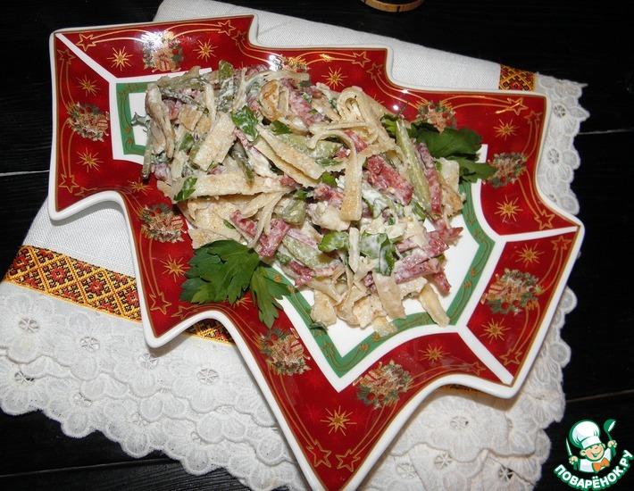 Рецепт: Салат с блинами и колбасой