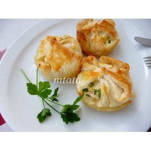 Слойки с куриным фаршем и сыром