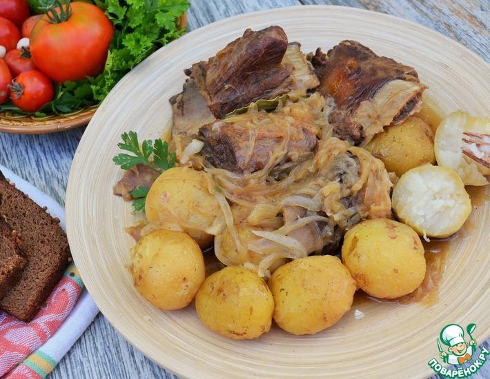 Рецепт: Говяжьи рёбра с картофелем и луком