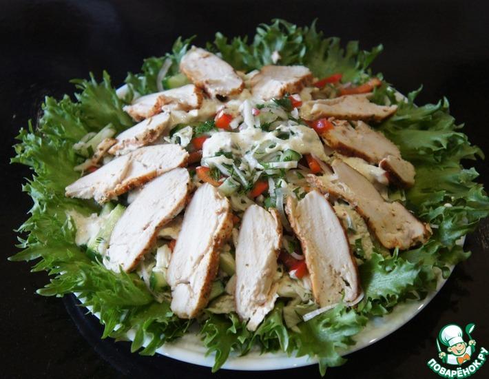 Рецепт: Овощной салат с жареной курицей