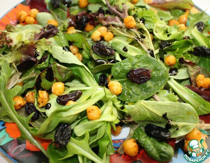 Рецепт: Зеленый салат с нутом и изюмом
