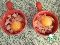 Запеченное яйцо с помидором и колбасой ингредиенты