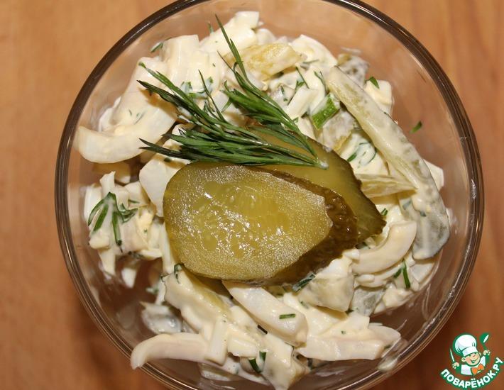 Рецепт: Салат с кальмарами и маринованными огурцами