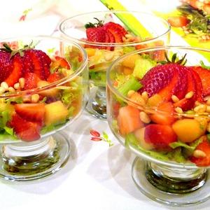 Салат клубнично-манговый с орешками