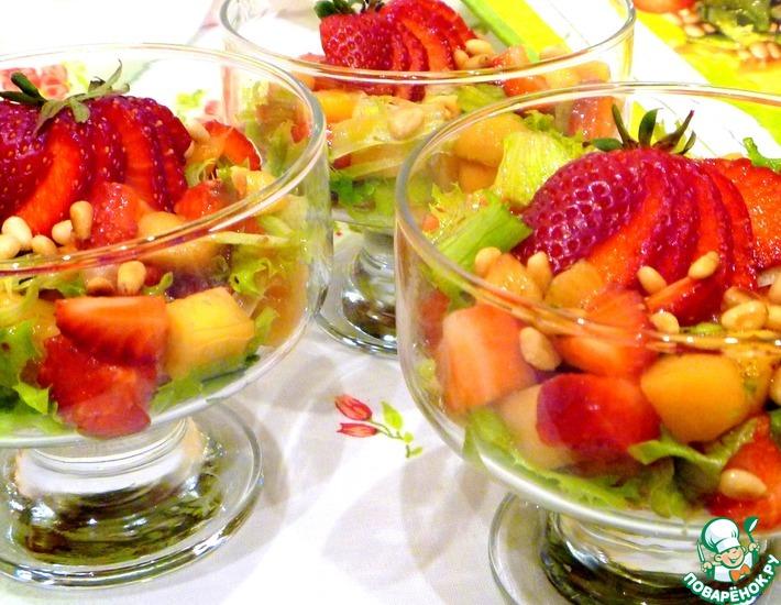 Рецепт: Салат клубнично-манговый с орешками