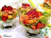 Салат клубнично-манговый с орешками ингредиенты