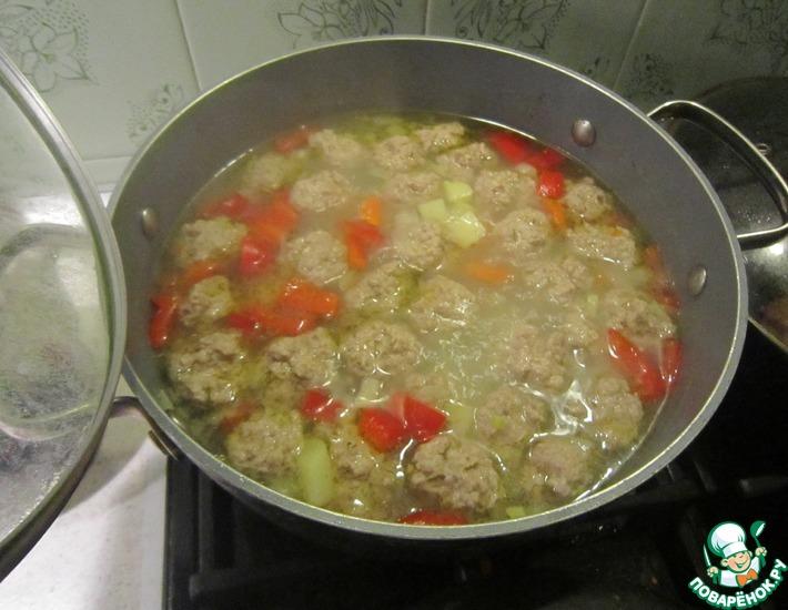 Рецепт: Легкий суп с фрикадельками и овощами
