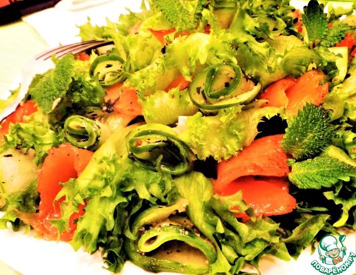Рецепт: Огуречный салат с форелью и мятой