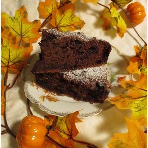 Шоколадный пирог с чёрной смородиной