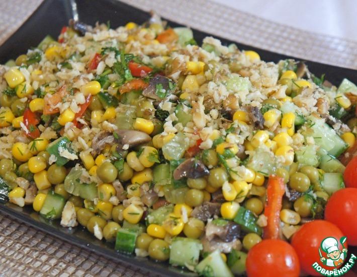 Рецепт: Грибной салат с кукурузой и зеленым горошком