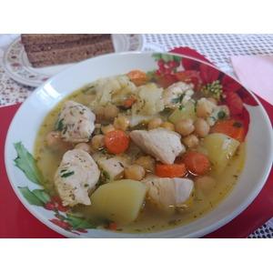 Куриная грудка с нутом и овощами