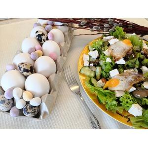 Салат с глазуньей из перепелиных яиц