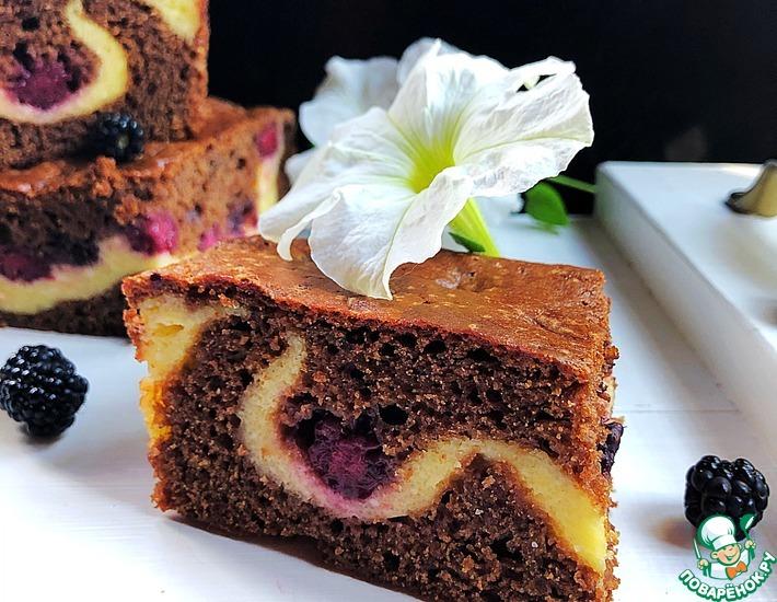 Рецепт: Шоколадный пирог с ежевикой и творогом