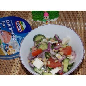 Салат овощной с сыром и орешками