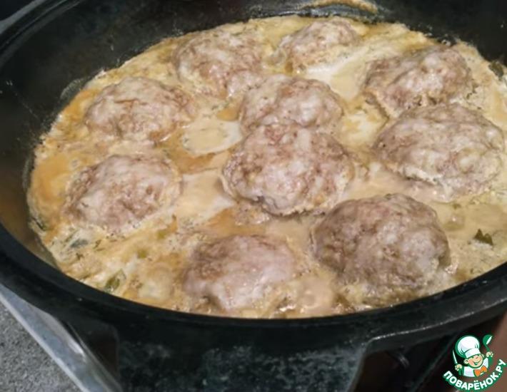 Рецепт: Котлеты с картофелем в сметанной подливе