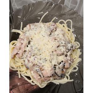 Спагетти с курицей, ветчиной и грибами
