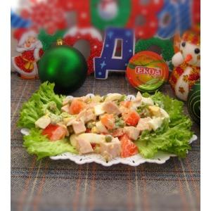 Салат с копченой курицей и овощами