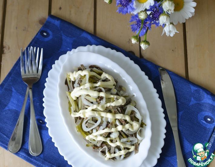Рецепт: Салат с печеночными блинчиками Кучерявый