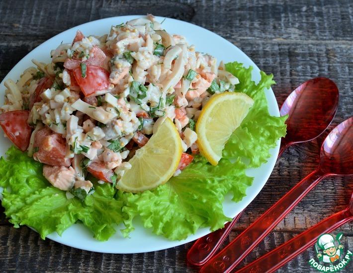 Рецепт: Салат с кальмарами, сёмгой и рисом