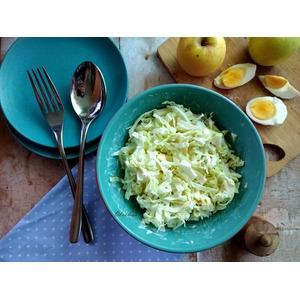 Салат из капусты, яблока и яйца