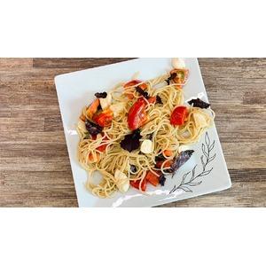 Салат из спагетти с помидорами и моцареллой