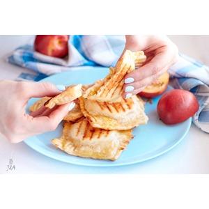 Мини-пирожки с яблоком и марципаном