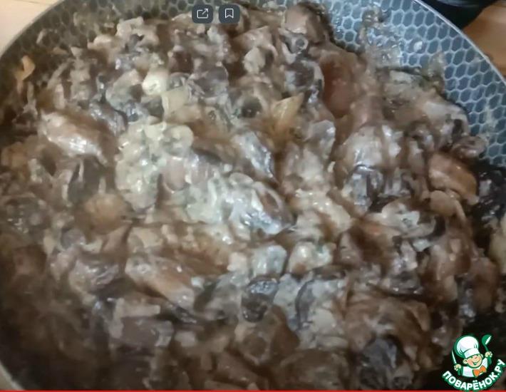 Рецепт: Тушёные грибы в сметанно-сырном соусе