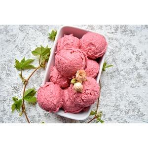 Клубничное мороженое с розовым сиропом