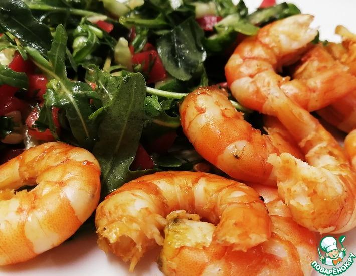 Рецепт: Жареные креветки с салатом из рукколы