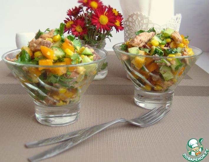 Рецепт: Салат с тунцом, овощами и кинзой