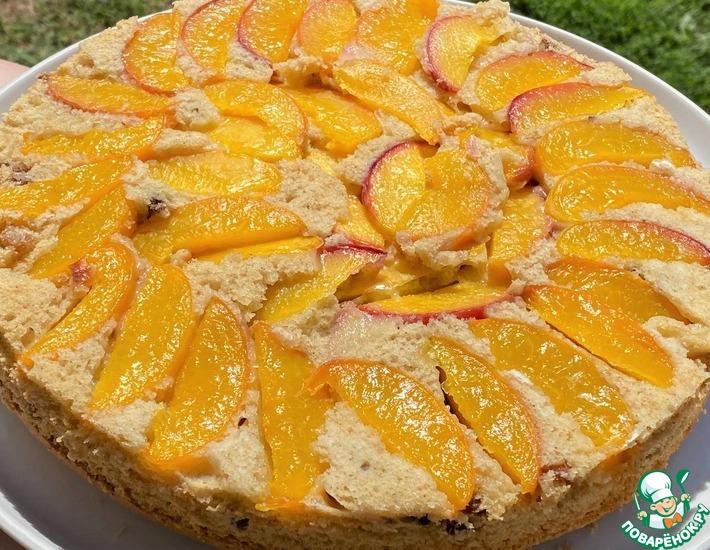 Рецепт: Персиковый пирог с орехами и изюмом