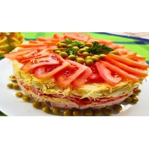 Салат слоёный с карбонатом и помидорами