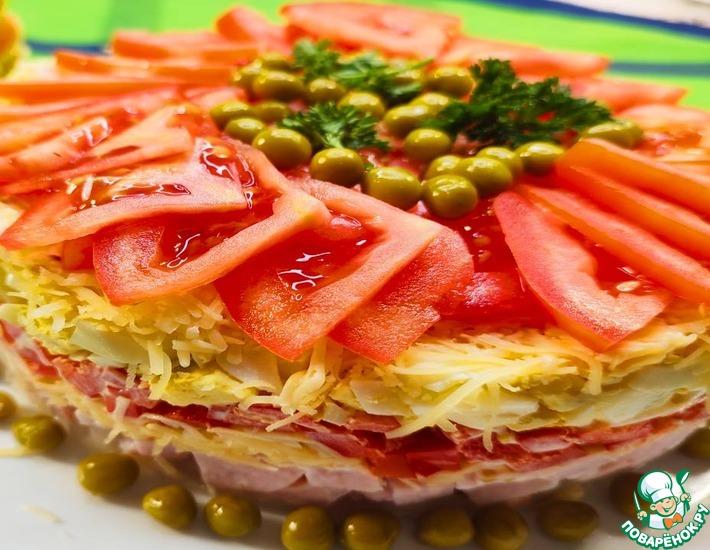 Рецепт: Салат слоёный с карбонатом и помидорами