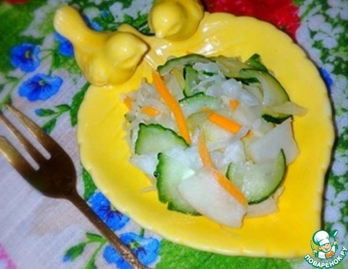 Рецепт: Маринованный салат из огурцов, яблок и капусты