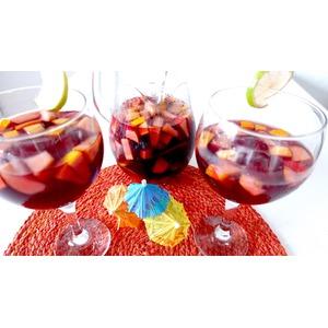 Испанский напиток из фруктов и вина Сангрия