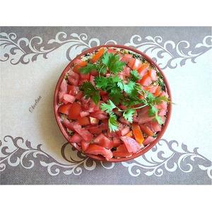 Итальянский салат с тунцом и помидором