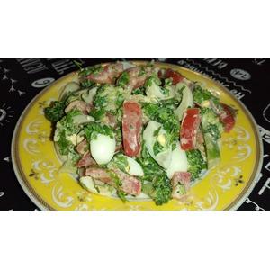 Салат с брокколи и перепелиным яйцом