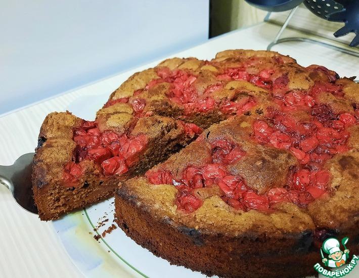 Рецепт: Шоколадный пирог с вишней, орехами и пряностями
