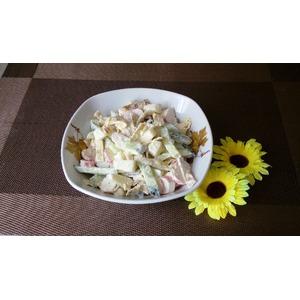 Салат с сулугуни и крабовыми палочками