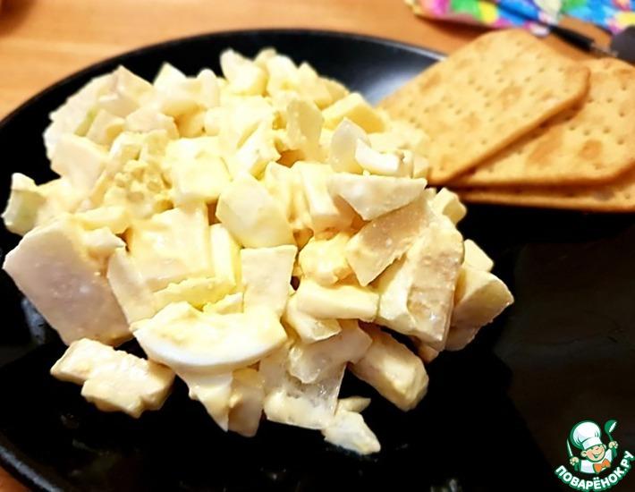 Рецепт: Яичный салат с сыром и яблоком