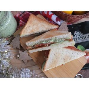 Сэндвичи с форелью и пастой из авокадо