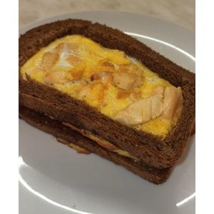 Бутерброд-сэндвич с курицей и яйцом