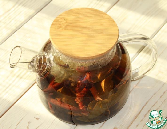 Рецепт: Смородиновый чай из веточек с ягодами