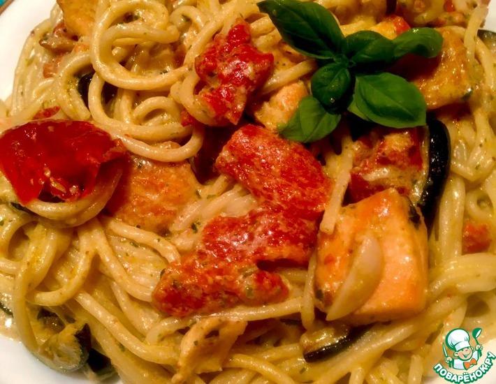 Рецепт: Спагетти с цуккини, лососем и вялеными томатами